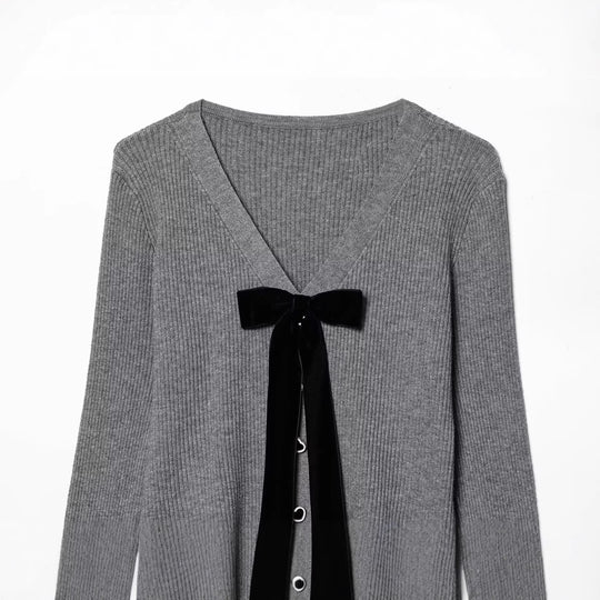 Damen Feinstrick-Cardigan mit V-Ausschnitt, Samtschleife und Herzknöpfen Nord Taschen