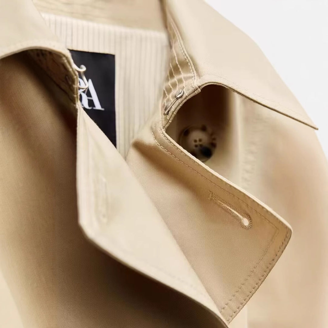 Damen Langer taillierter Trenchcoat mit doppelreihiger Knopfleiste, Taillengürtel und Ärmelriegel Nord Taschen