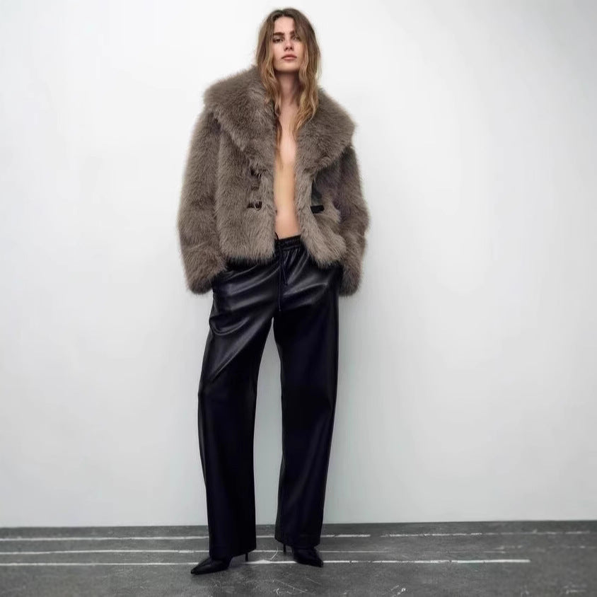 Damen Kurzjacke aus luxuriösem Kunstpelz mit Schalkragen und dekorativen Schnallenverschlüssen Nord Taschen