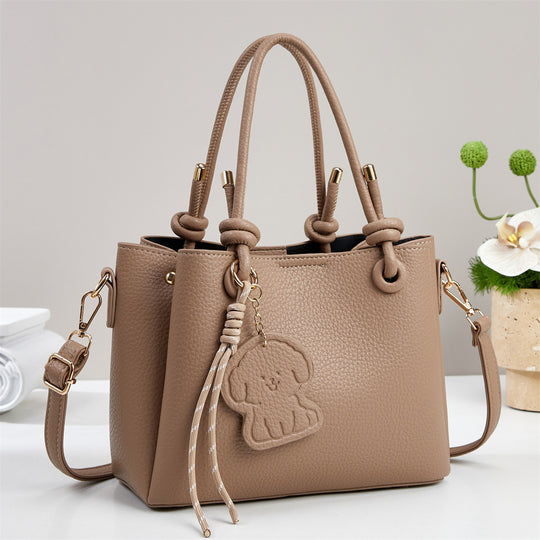 Damen Handtasche mit eleganten Details und abnehmbarer Quastenanhänger Nord Taschen