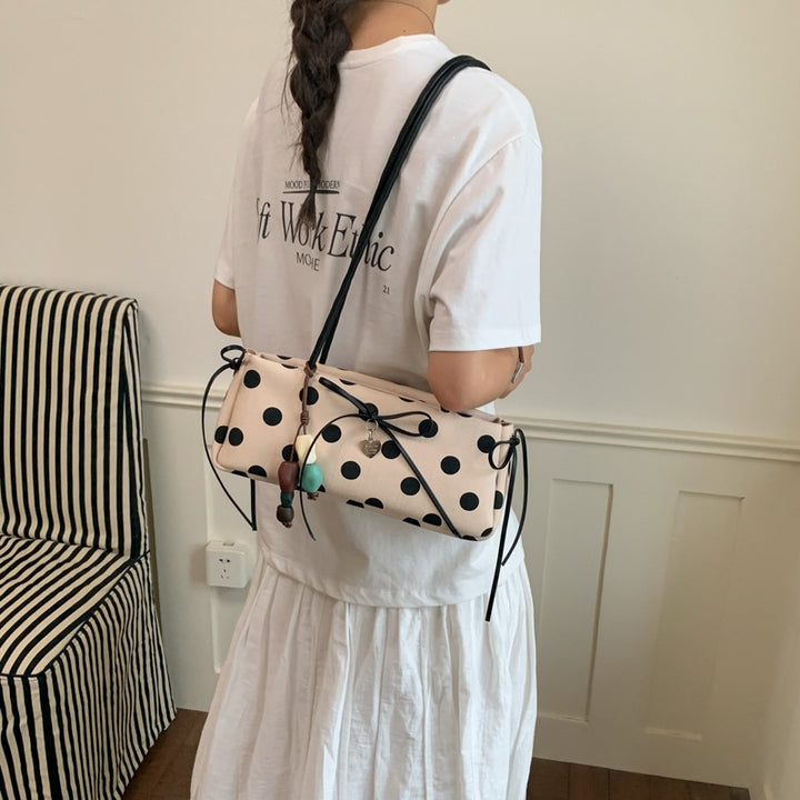Damen Umhängetasche mit verspieltem Punktedesign und charmanten Anhängern Nord Taschen
