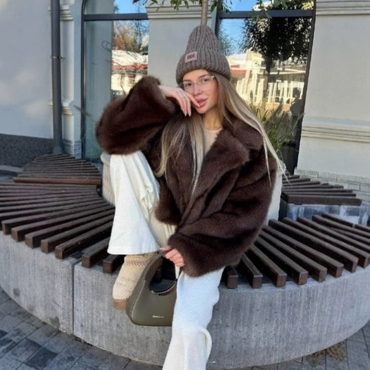 Damen Kurzblouson aus veganem Hochflor‑Kunstpelz mit extraweichem Volumen und offener Front Nord Taschen