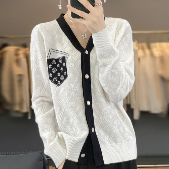 Damen Kurzgeschnittener V‑Neck-Cardigan mit Perlmuttknöpfen und kontrastierter Brusttasche Nord Taschen