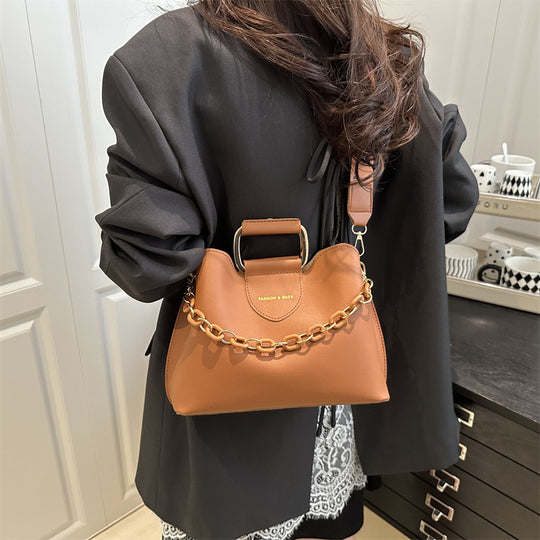 Damen stylische Handtasche mit Kettenakzenten Nord Taschen