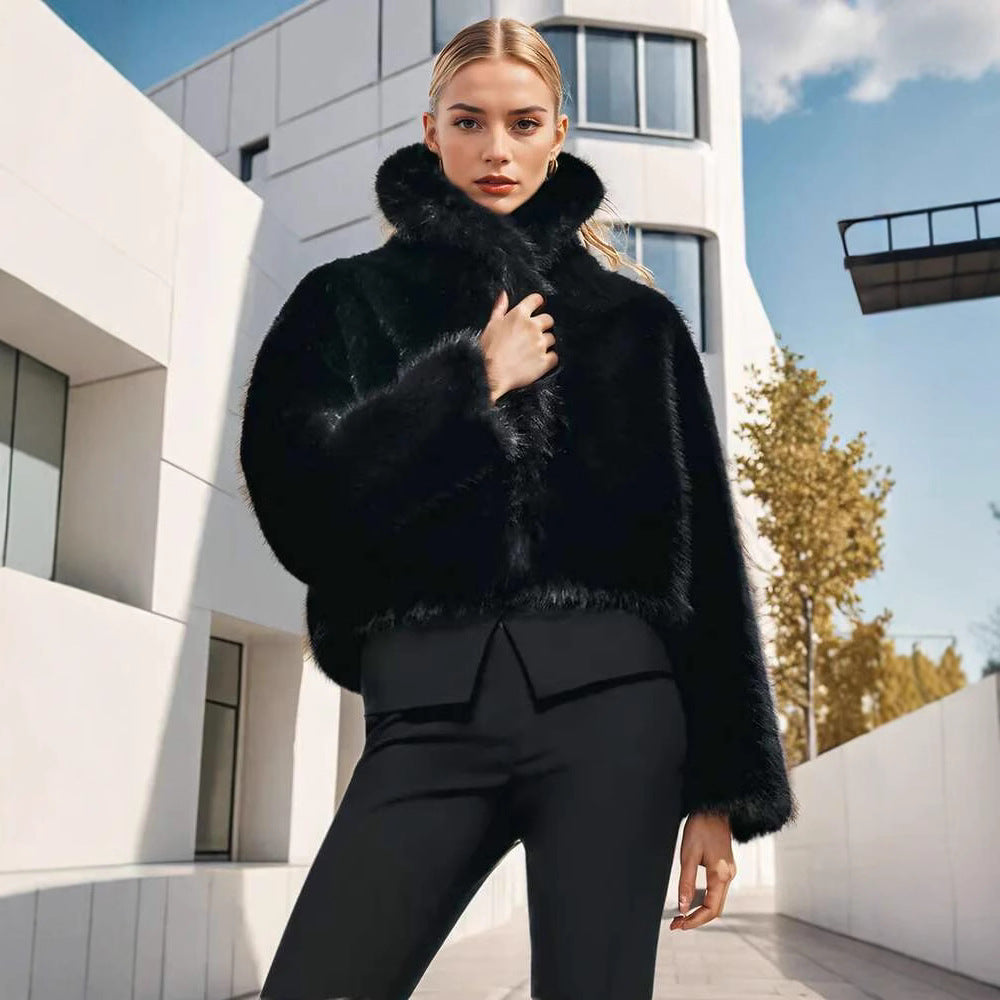 Damen Kurze Kapuzen-Faux-Fur-Jacke mit dichtem Hochflor, Boxy-Silhouette und elastischem Saum Nord Taschen