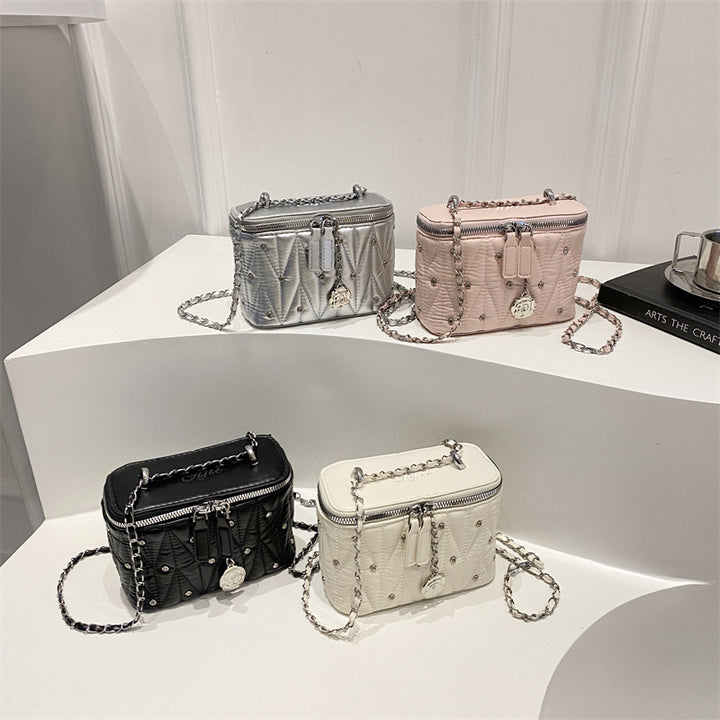 Damen Mini-Handtasche mit eleganter Steppung und Kettenanhänger Nord Taschen
