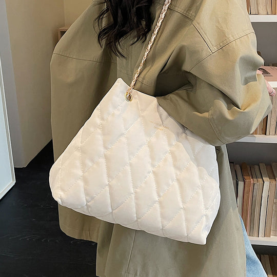 Damen Beuteltasche mit Kettenriemen und kuscheligem Anhänger Nord Taschen