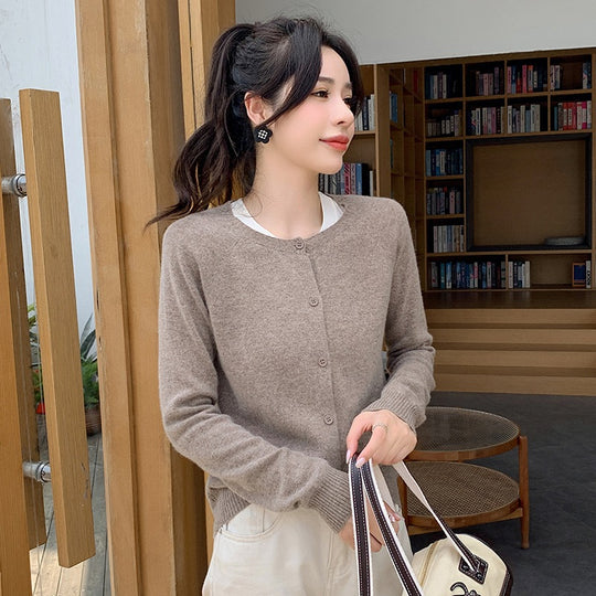 Damen Kurzgeschnittener Feinstrick-Cardigan mit Rundhalsausschnitt und kastiger Passform Nord Taschen