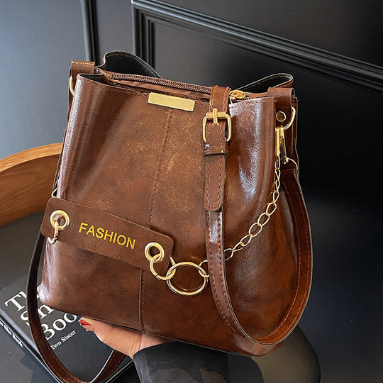 Damen Casual Umhängetasche aus hochwertigem Kunstleder mit modischem Kettenakzent Nord Taschen