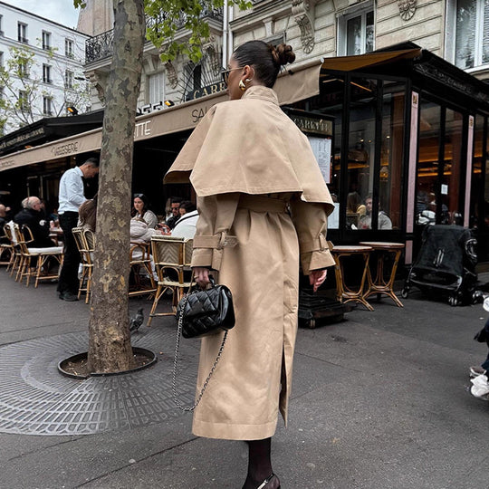 Damen Langer Trenchcoat mit Capelet, Taillengürtel und Sturmkragen Nord Taschen