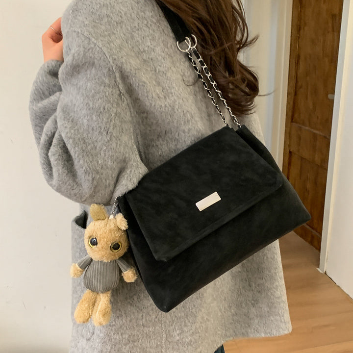 Damen Umhängetasche mit charmantem Plüschanhänger und eleganter Blessur Nord Taschen