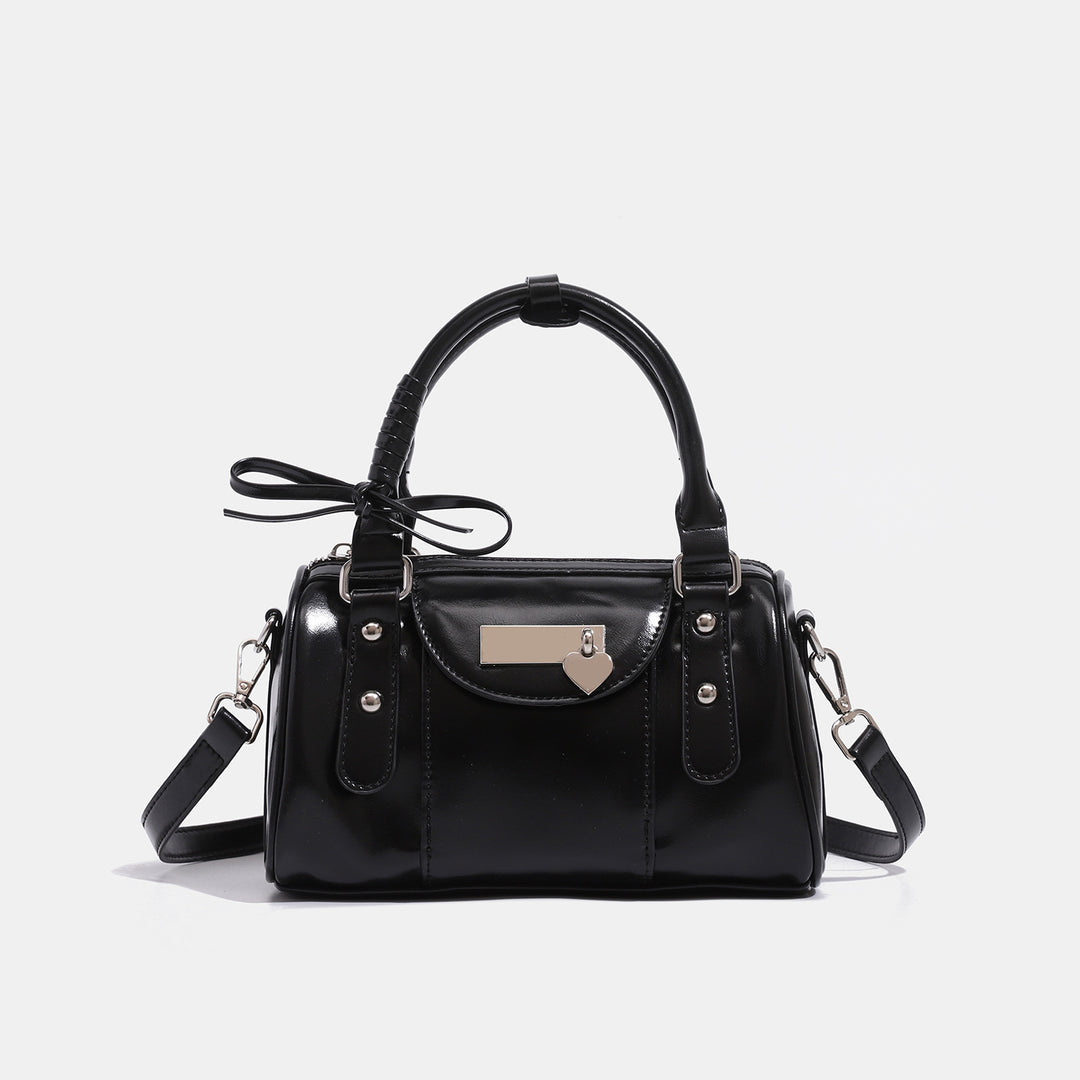 Damen Handtasche im eleganten, glänzenden Stil mit dekorativem Anhänger Nord Taschen
