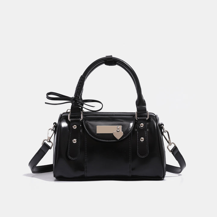 Damen Handtasche im eleganten, glänzenden Stil mit dekorativem Anhänger Nord Taschen