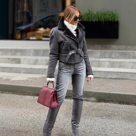 Damen Kurzjacke im Biker‑Style aus Velourslederoptik mit Teddyfutter und Taillengürtel Nord Taschen