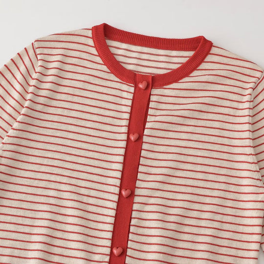 Damen Gestreifter Cropped Feinstrick-Cardigan mit Herzknöpfen und Rippeinfassungen Nord Taschen