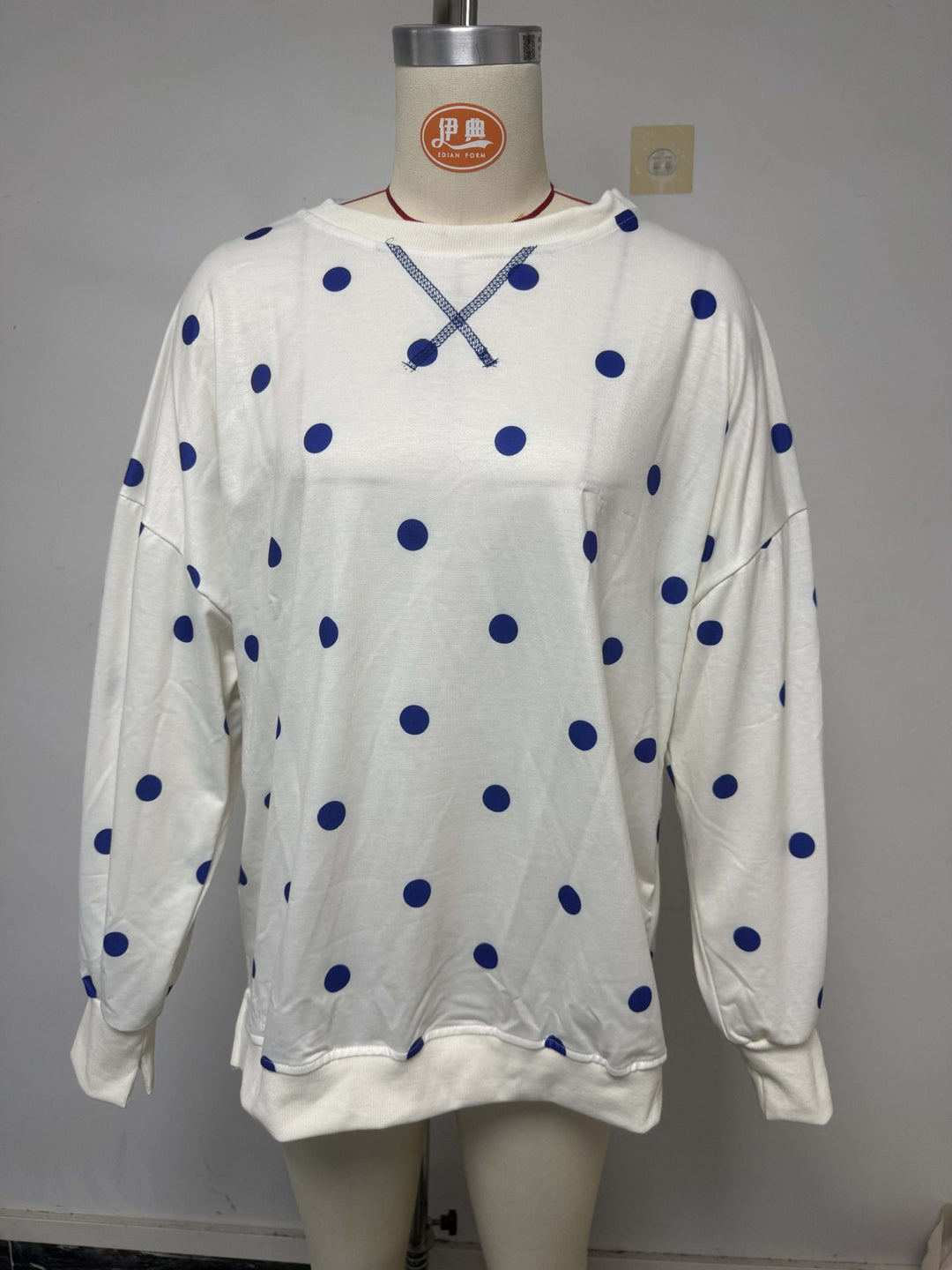 Damen Oversize-Sweatshirt mit Puffärmeln, Polka-Dots und Seitenschlitzen Nord Taschen