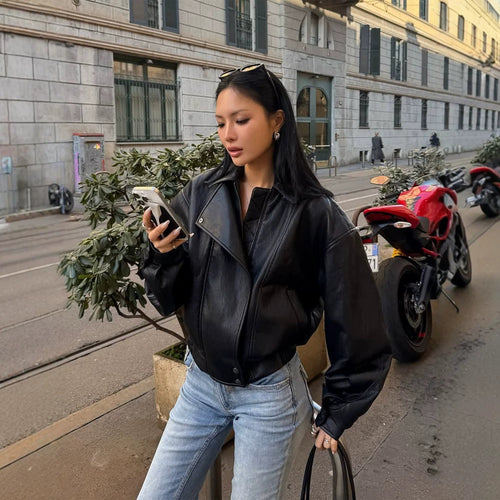 Damen Taillierter Boxy-Bomber aus softem Veganleder mit markantem Revers und Raglanärmeln Nord Taschen