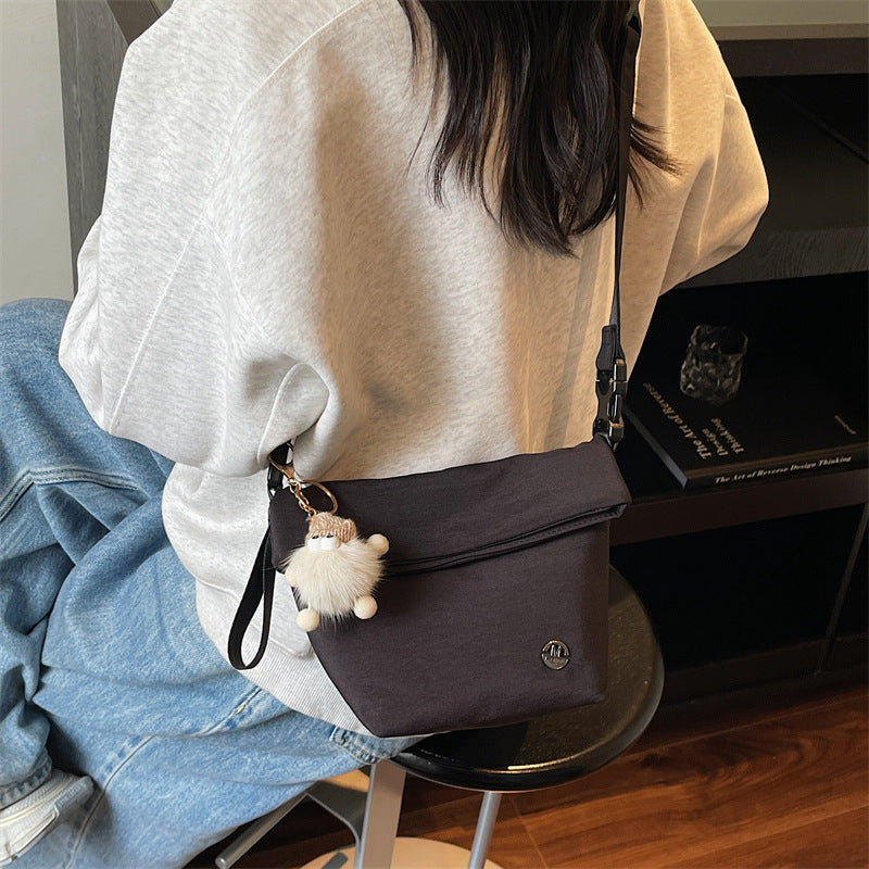 Damentasche mit dekorativem Schlüsselanhänger und modernem Design Nord Taschen