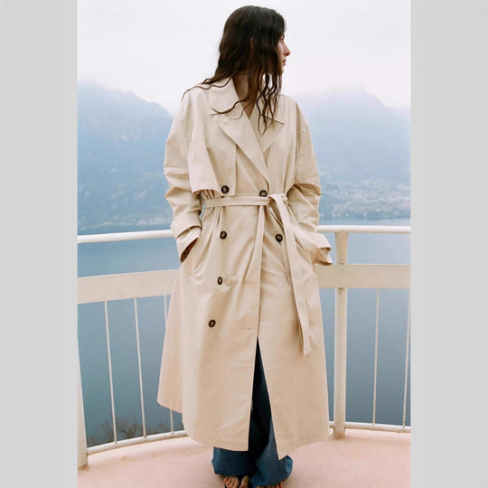 Damen Langer Trenchcoat mit doppelreihiger Knopfleiste, Taillengürtel und breitem Revers Nord Taschen
