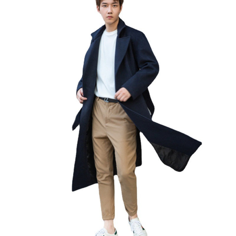 Herren Lang geschnittener Wollmantel im minimalistischen Schnitt mit großzügigem Schalkragen und verdeckter Knopfleiste Nord Taschen