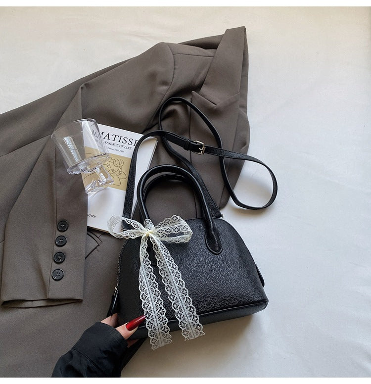 Damen stilvolle Handtasche mit dekorativem Spitzenanhänger Nord Taschen
