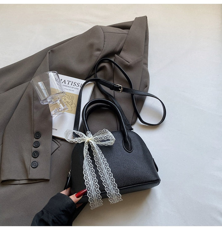Damen stilvolle Handtasche mit dekorativem Spitzenanhänger Nord Taschen