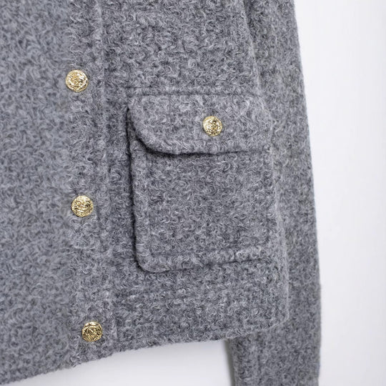 Damen Kurz geschnittene Bouclé‑Jacke mit Rundhalsausschnitt, aufgesetzten Pattentaschen und goldfarbenen Zierknöpfen Nord Taschen