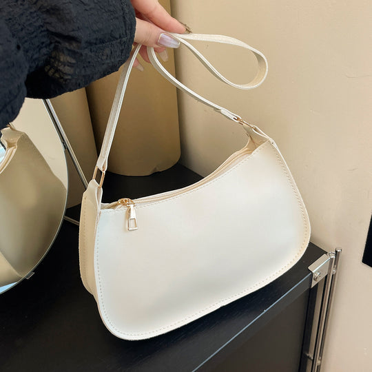 Damen Handtasche mit abgerundeter Silhouette und goldenen Akzenten Nord Taschen