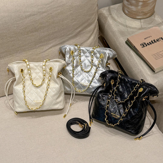 Damen elegante Beuteltasche mit goldenen Kettenakzenten Nord Taschen