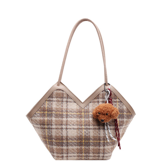 Damen Tragetasche mit lässigem Karo-Design und verspieltem Anhänger Nord Taschen