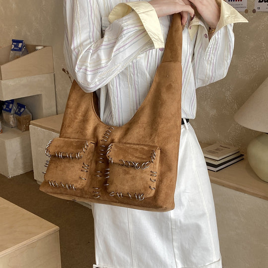 Damen Hobo-Tasche aus weichem Veloursleder mit einzigartigem Stickdetail Nord Taschen