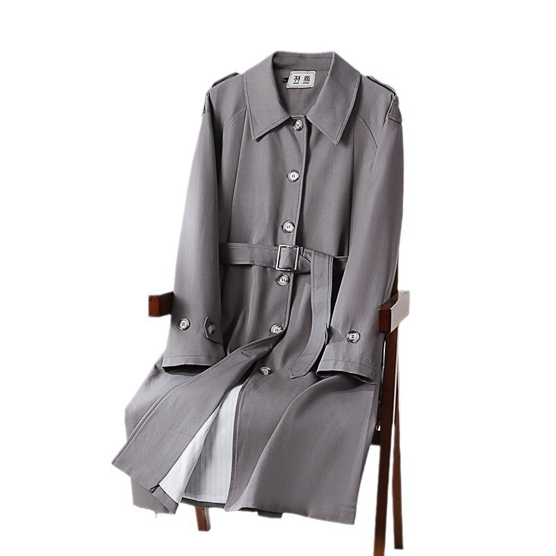Herren Lang geschnittener Trenchcoat mit taillierendem Gürtel und dekorativen Schulterriegeln Nord Taschen