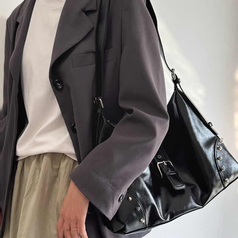 Damen Hobo-Tasche mit glamourösem Kettenverschluss und eleganten Nieten Nord Taschen