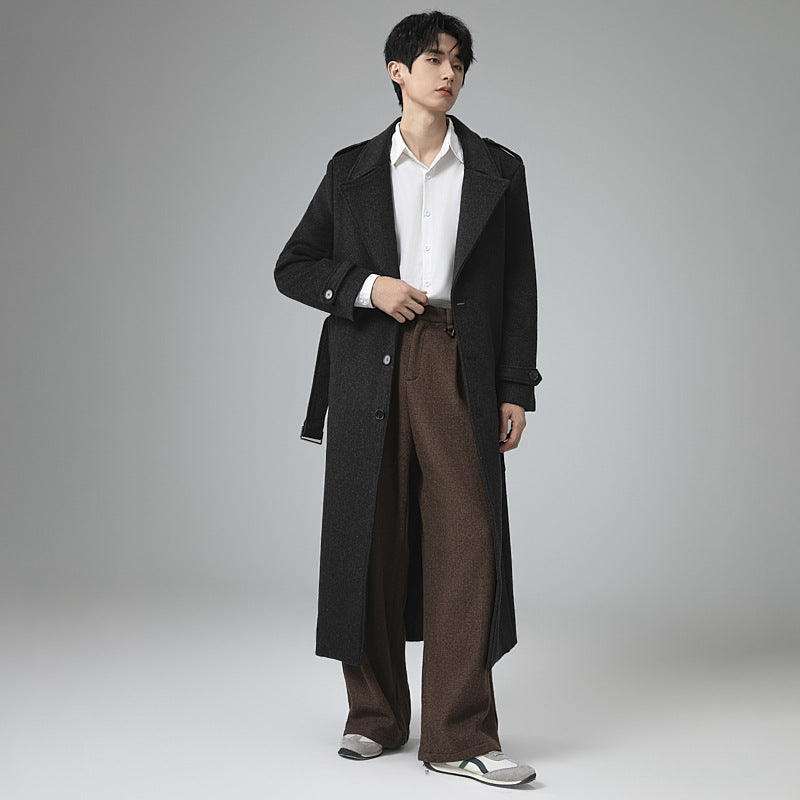 Herren Maxilanger Wollmix-Mantel mit taillierter Silhouette, Schalkragen und dekorativen Schulterriegeln Nord Taschen