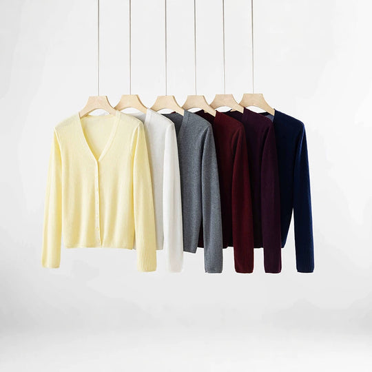 Damen Klassischer Feiner Rippen-Cardigan mit tiefem V-Ausschnitt und schmaler Silhouette Nord Taschen