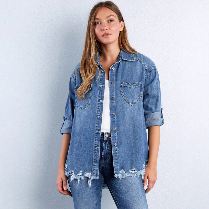 Damen lässige Denim-Hemdjacke Oversize mit aufgesetzten Brusttaschen, Herz-Stickdetail und ausgefranstem Saum Nord Taschen