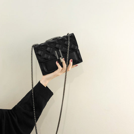 Damen Clutch mit eleganter Steppung und hochwertigem Kettenriemen Nord Taschen