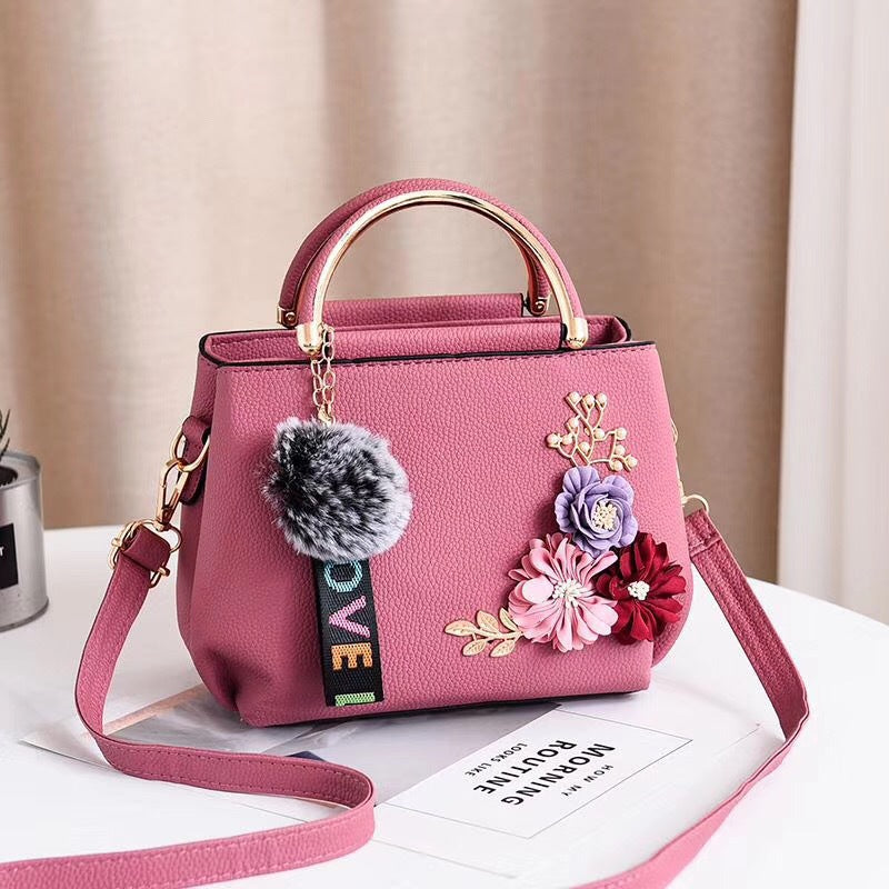 Damen modische Henkeltasche mit floralen Akzenten und schimmerndem Anhänger Nord Taschen