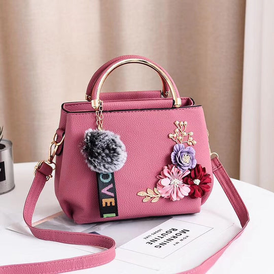 Damen modische Henkeltasche mit floralen Akzenten und schimmerndem Anhänger Nord Taschen
