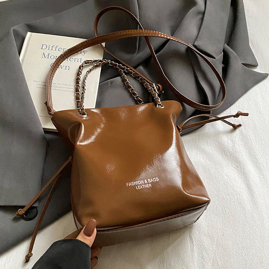 Damen Hobo-Tasche mit elegantem Kettenakzent und modernem Kordelzug Nord Taschen