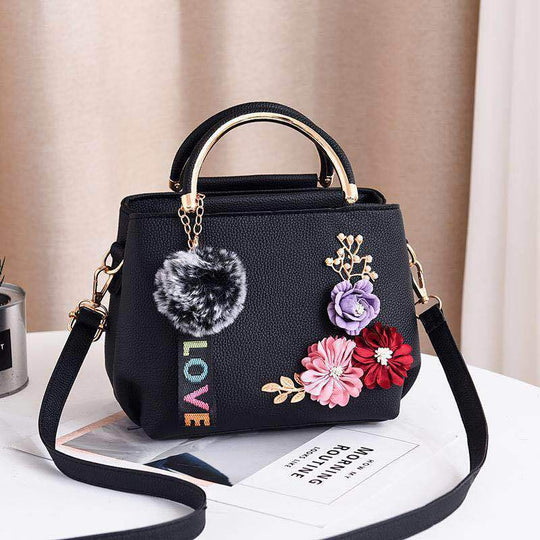 Damen modische Henkeltasche mit floralen Akzenten und schimmerndem Anhänger Nord Taschen