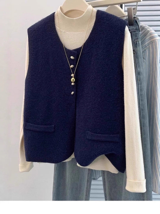 Damen Kurzgeschnittene Ärmellose Strickweste mit Perlenknopfleiste und aufgesetzten Taschen Nord Taschen
