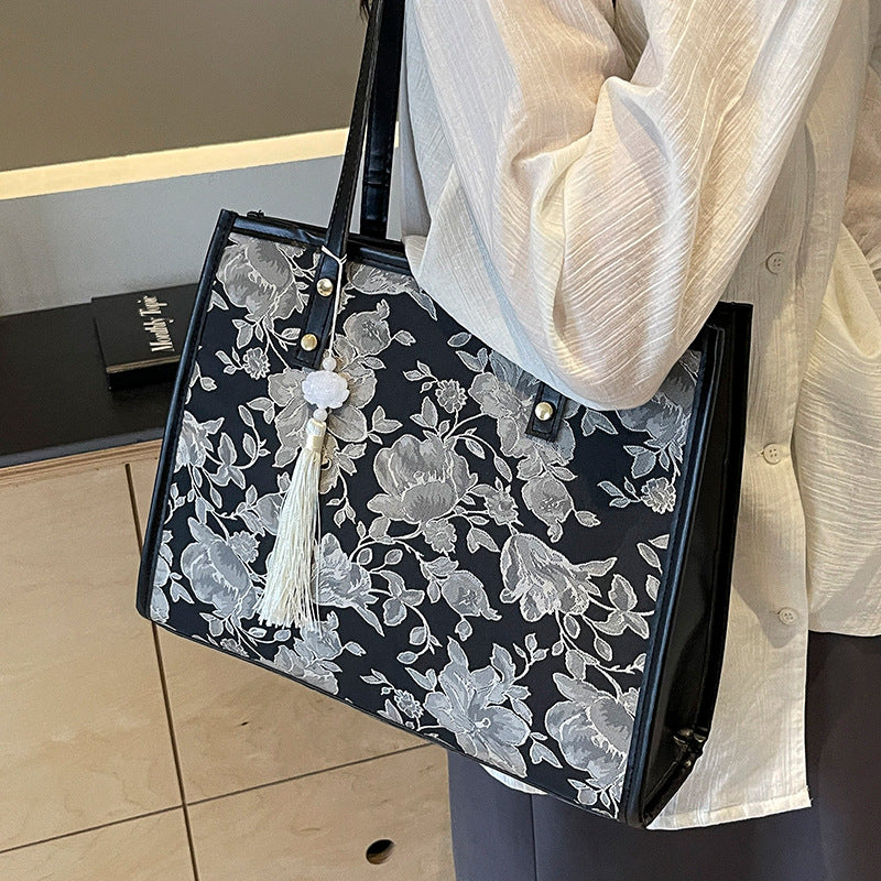 Damen Tragetasche mit floralem Stickdesign und elegantem Quastenanhänger Nord Taschen