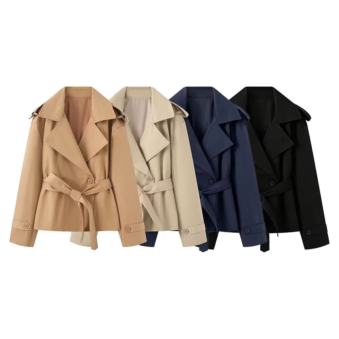 Damen Kurz geschnittener doppeltreihiger Trenchcoat mit Taillengürtel und Schulterklappen Nord Taschen