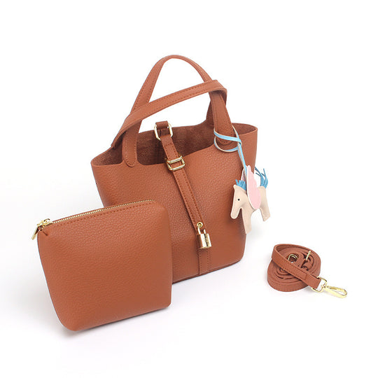 Damen Hobo-Tasche mit abnehmbarem Mini-Organizer und charmantem Tieranhänger Nord Taschen