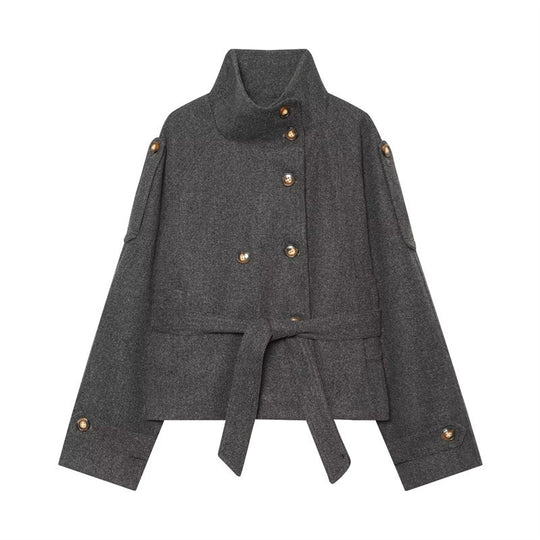 Damen Kurzjacke im Boxy-Cut mit hohem Stehkragen, Taillengürtel und Zierknopfleiste Nord Taschen