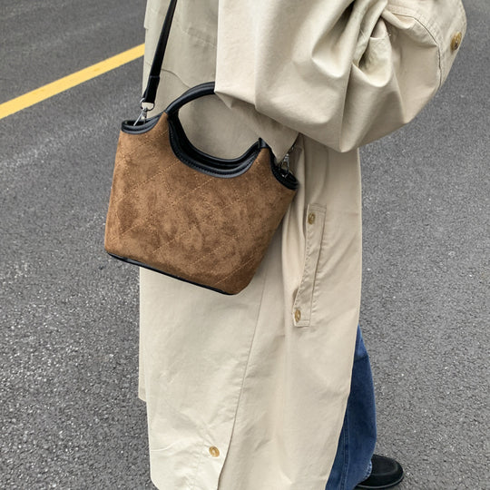 Damen elegante Handtasche mit hochwertigen Wildleder- und Lederakzenten Nord Taschen