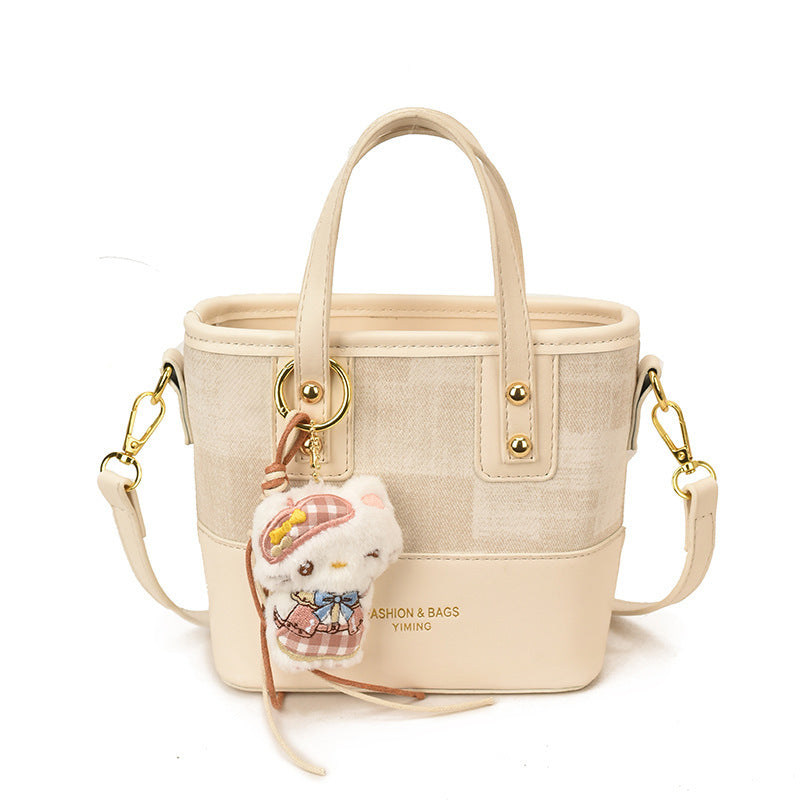Damen Mini Schultertasche mit süßem Anhänger Nord Taschen