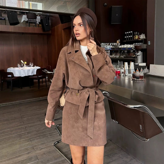 Damen Kurzes Veloursleder‑Set: Taillierter Blouson mit Stehkragen & passendem Minirock Nord Taschen