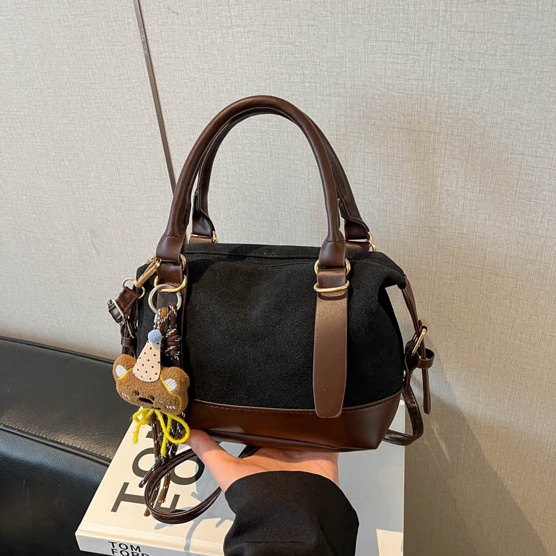 Damen Handtasche mit charmantem Tier-Anhänger und zwei Trageoptionen Nord Taschen